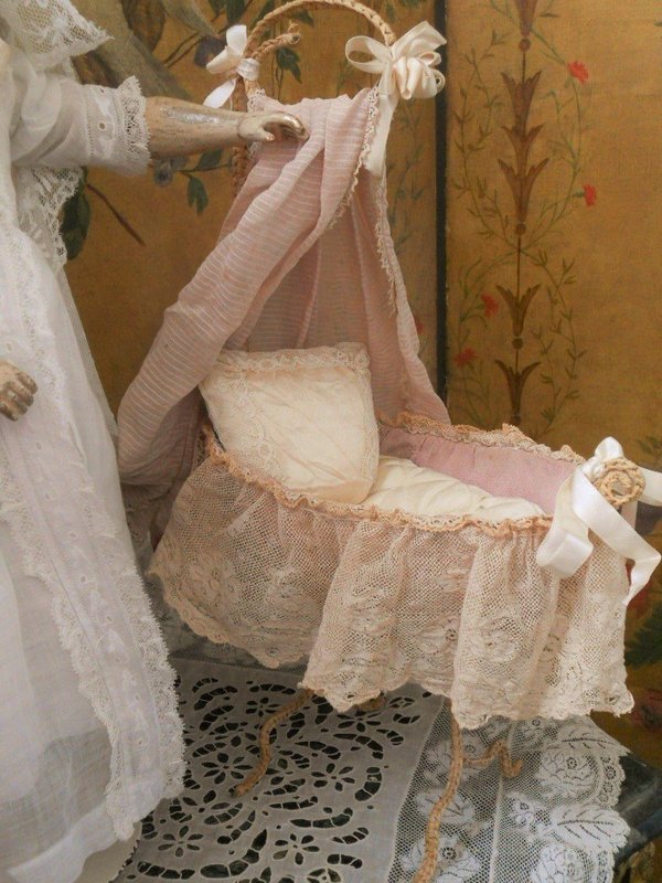 ~~~ Very nice small Baby Doll Cradle ~~~
