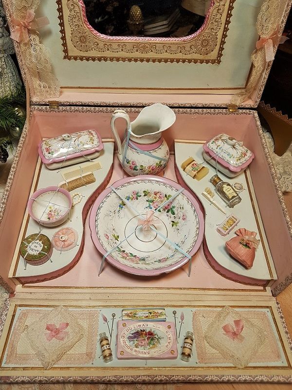 ~~~ Pretty French Doll´s Toilette in Presentation Box ~~~