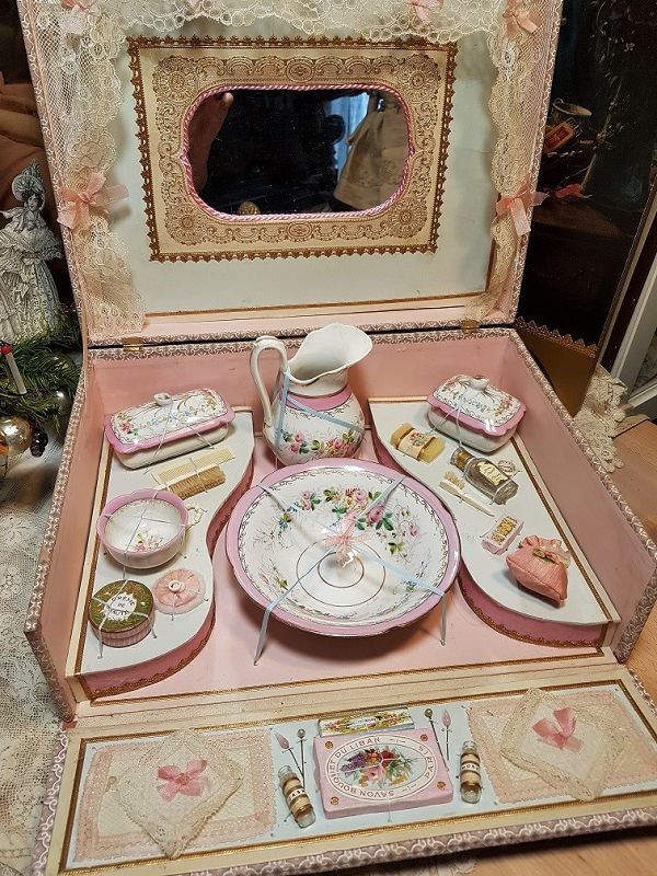 ~~~ Pretty French Doll´s Toilette in Presentation Box ~~~