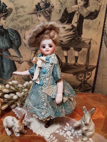 ~ Mademoiselle Mignonette in Superb Clothing and original Condition~