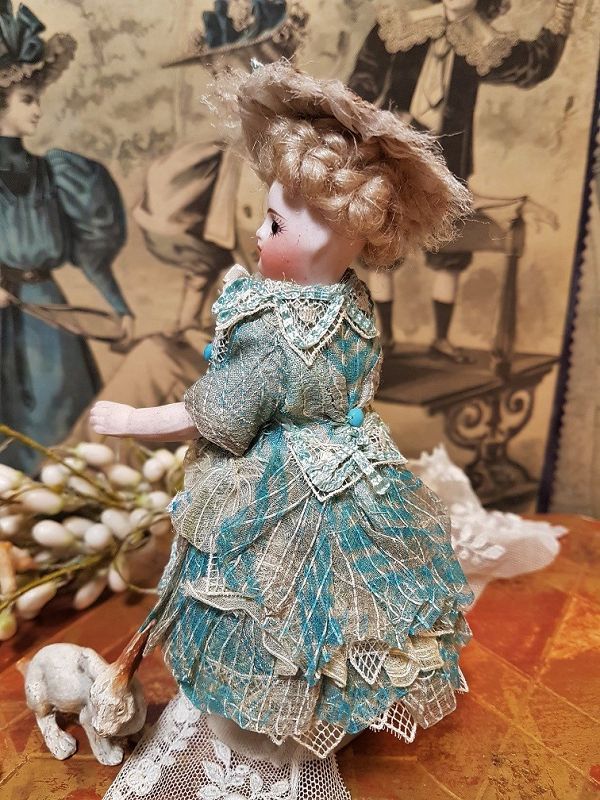 ~ Mademoiselle Mignonette in Superb Clothing and original Condition~