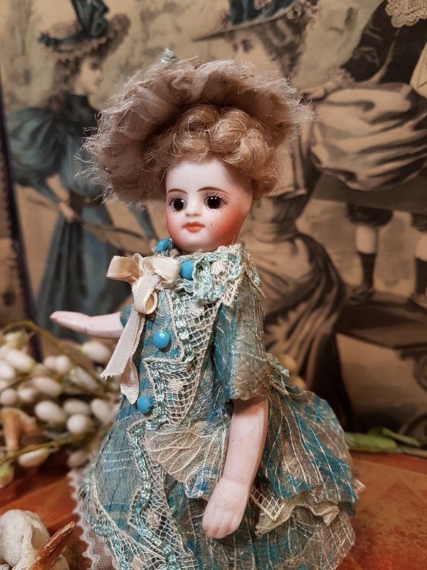 ~ Mademoiselle Mignonette in Superb Clothing and original Condition~