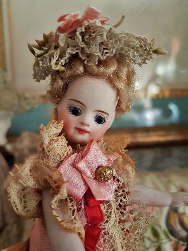 Pretty Mademoiselle Mignonette in Superb Clothing & original Condition