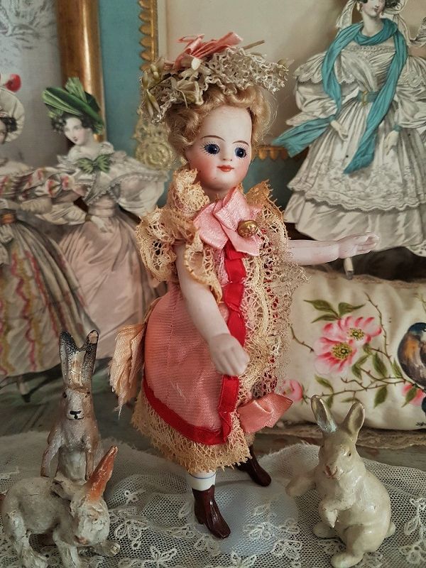 Pretty Mademoiselle Mignonette in Superb Clothing &amp; original Condition