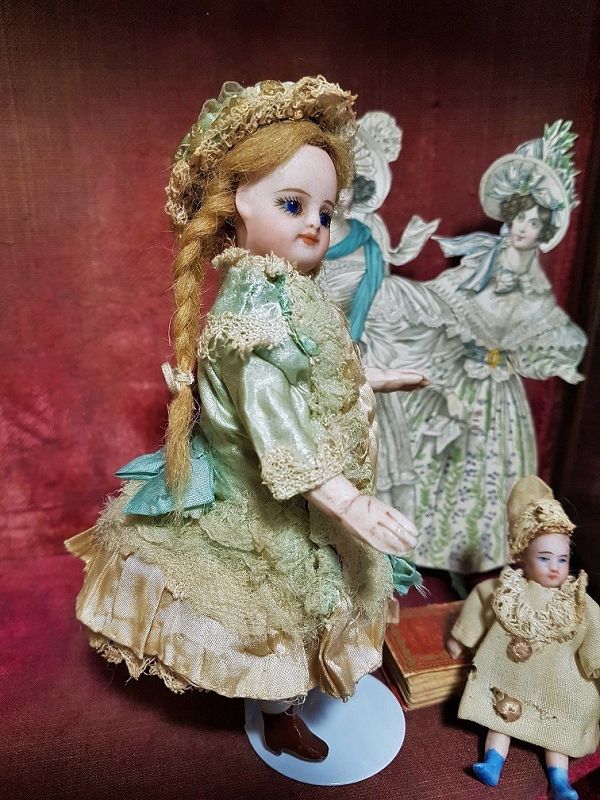 Mademoiselle Mignonette in Superb Clothing and original Condition