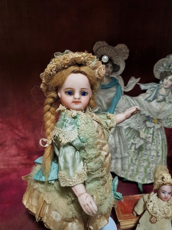 Mademoiselle Mignonette in Superb Clothing and original Condition