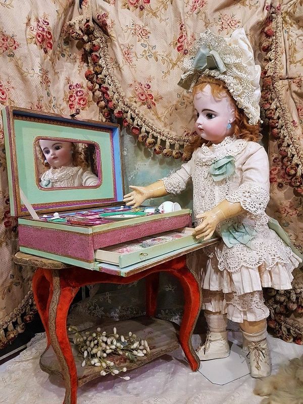 ~~~ Lovely French Porcelain Doll´s Toilette in Presentation Box ~~~