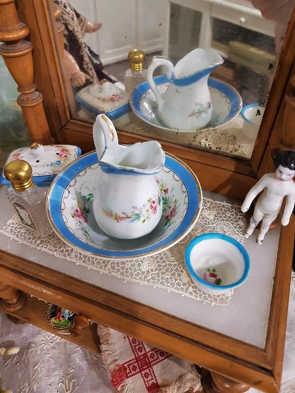 ~~~ Pretty French Doll´s Dressing Table with Porcelain - Set ~~~