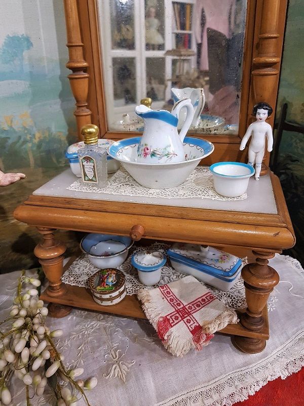 ~~~ Pretty French Doll´s Dressing Table with Porcelain - Set ~~~