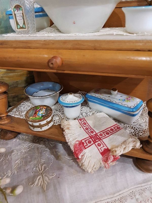 ~~~ Pretty French Doll´s Dressing Table with Porcelain - Set ~~~