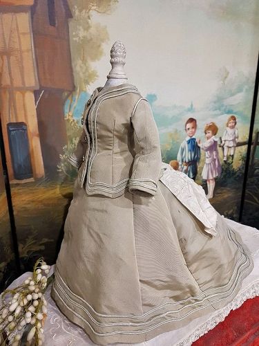 ~~~ Nicely antique Silk Poupee Gown ~~~