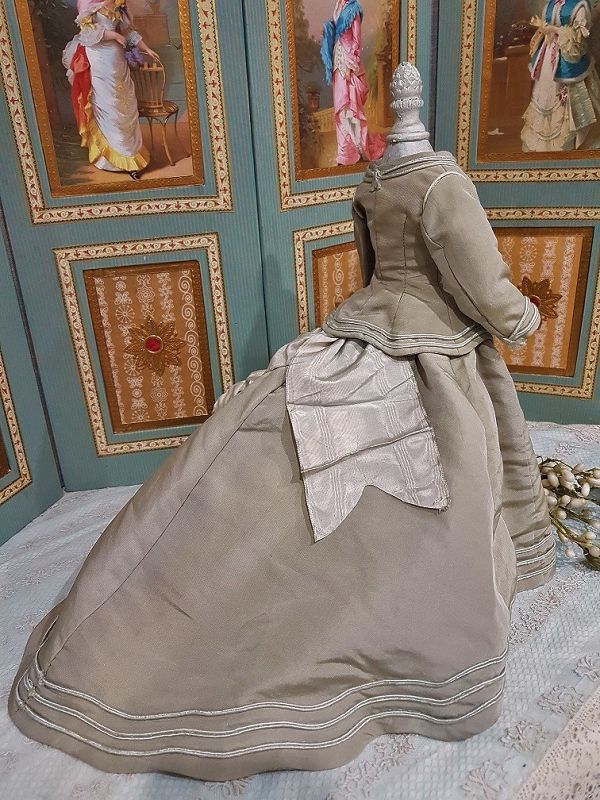 ~~~ Nicely antique Silk Poupee Gown ~~~