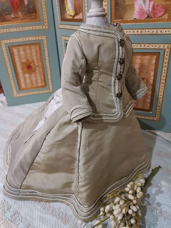 ~~~ Nicely antique Silk Poupee Gown ~~~