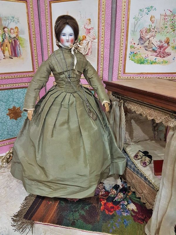 Lovely early Porcelain Lady in all original Condition and Clothing
