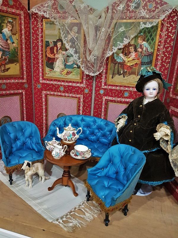 Exquisite like mint  French early Doll´s Salon Furnishing