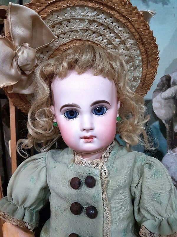 Stunning French Bisque Bebe by Emile Jumeau size 9 in Presentation