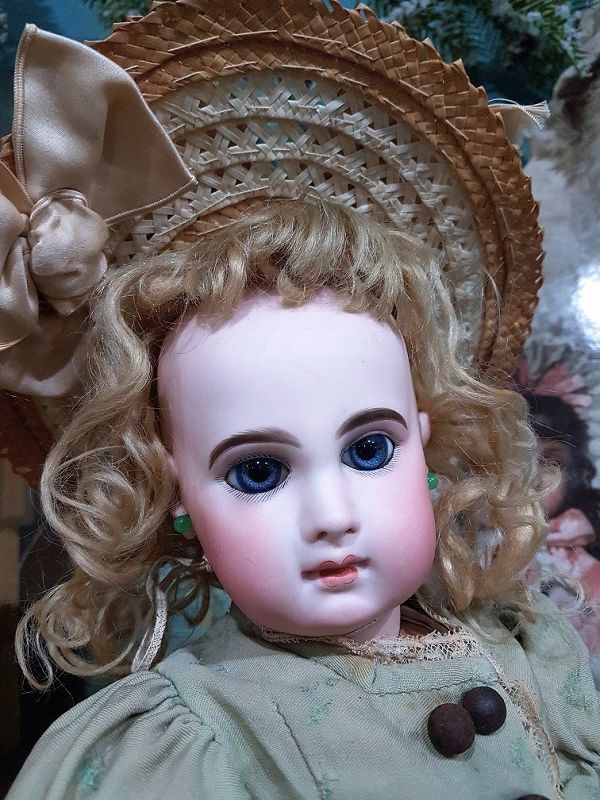 Stunning French Bisque Bebe by Emile Jumeau size 9 in Presentation