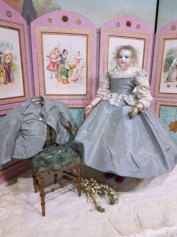 Exquisite Mlle. BEREUX  1860th. " Mode Enfantine " Poupée Costume