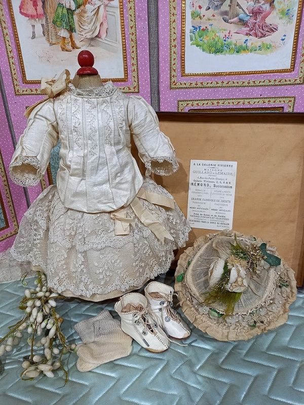 Pretty antique Bebe silk Costume in Presentation for size 7 Doll