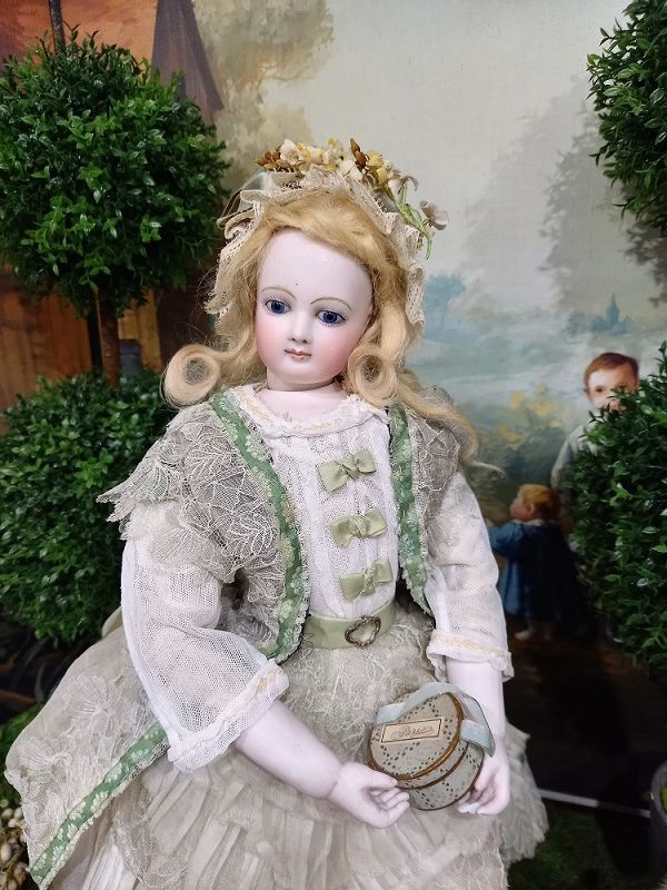 Outstandig original French bisque Poupee in her Spring Costume