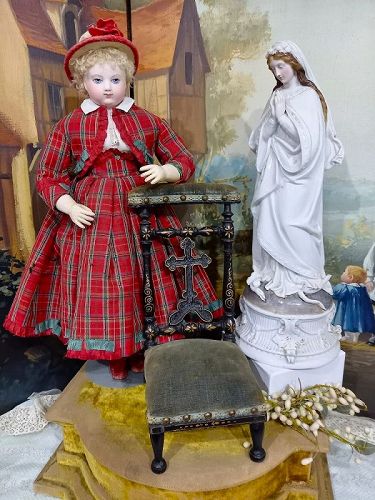 Rare Huret era " Prie - Dieu " for size 4 Poupee from 1860th...