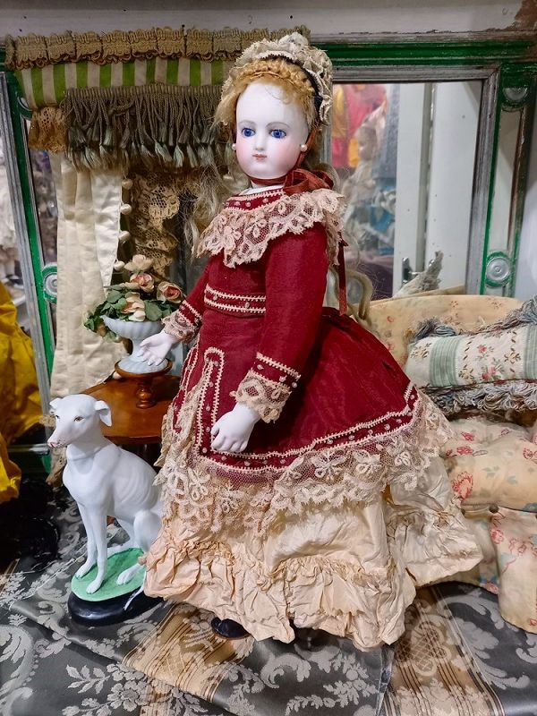 Enfantine Mademoiselle in pretty antique Costume