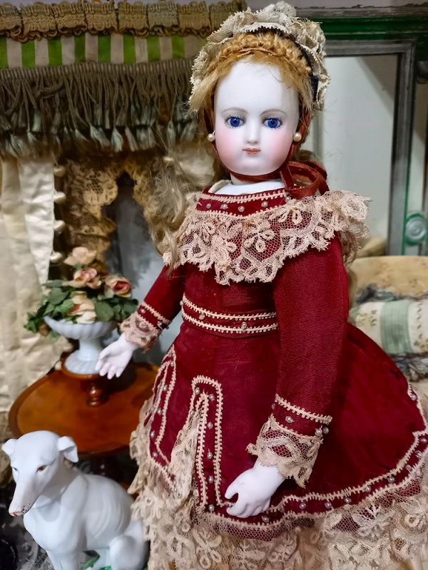 Enfantine Mademoiselle in pretty antique Costume