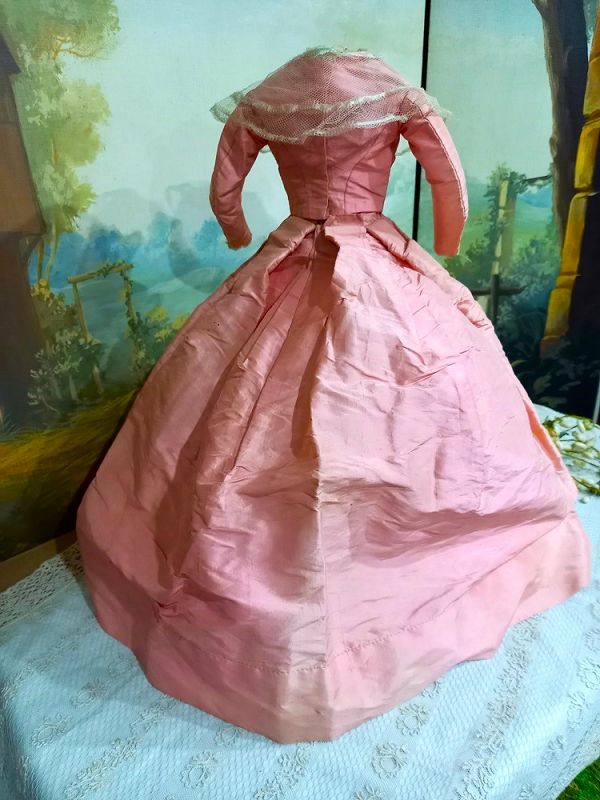 Superb Fashionable Antique Silk Poupee Gown / 1870th.