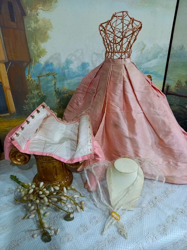 Superb Fashionable Antique Silk Poupee Gown / 1870th.