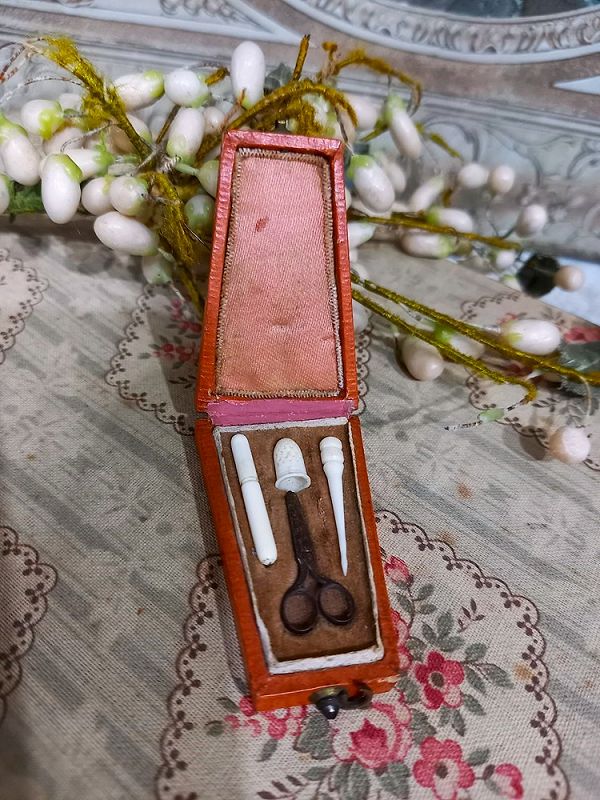 Rare French Miniature Poupee Leather Sewing Necessaire / 1865th.