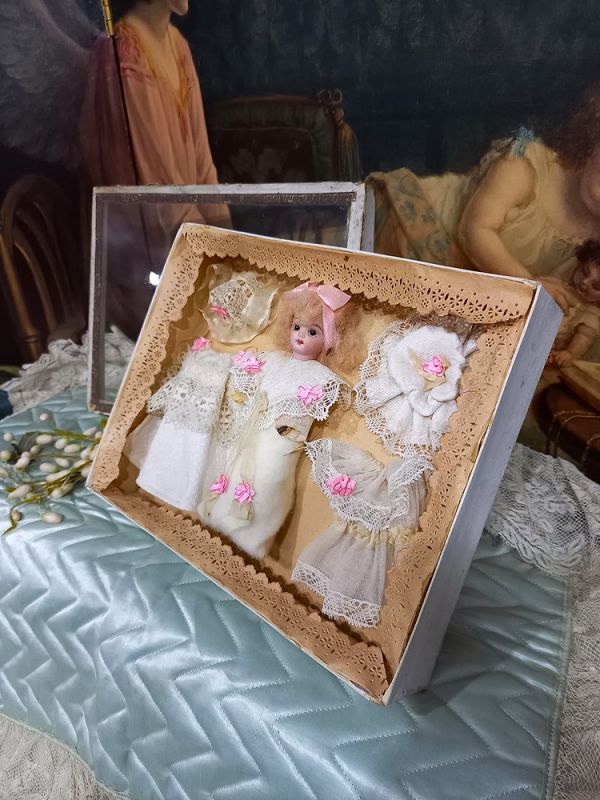 Rare Miniature bisque doll in Presentation &quot; Au Paradis des Enfants &quot;