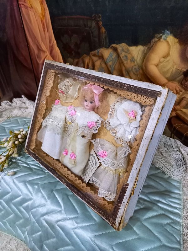 Rare Miniature bisque doll in Presentation &quot; Au Paradis des Enfants &quot;