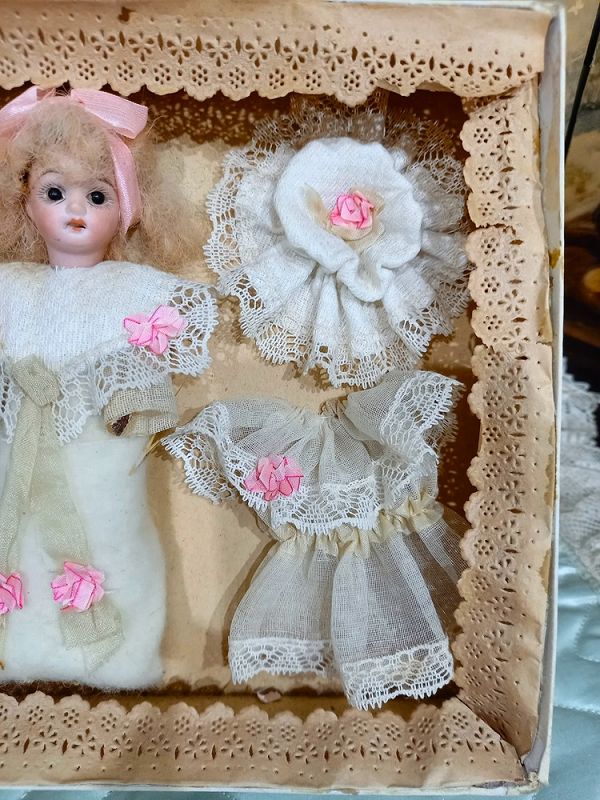 Rare Miniature bisque doll in Presentation &quot; Au Paradis des Enfants &quot;