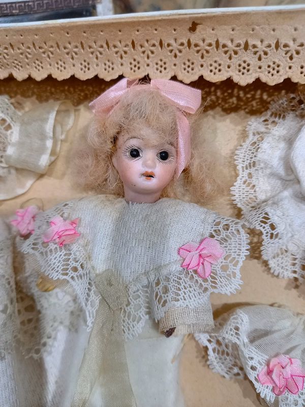 Rare Miniature bisque doll in Presentation &quot; Au Paradis des Enfants &quot;