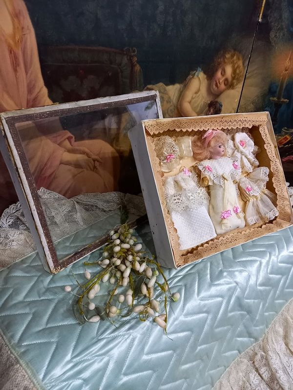 Rare Miniature bisque doll in Presentation &quot; Au Paradis des Enfants &quot;