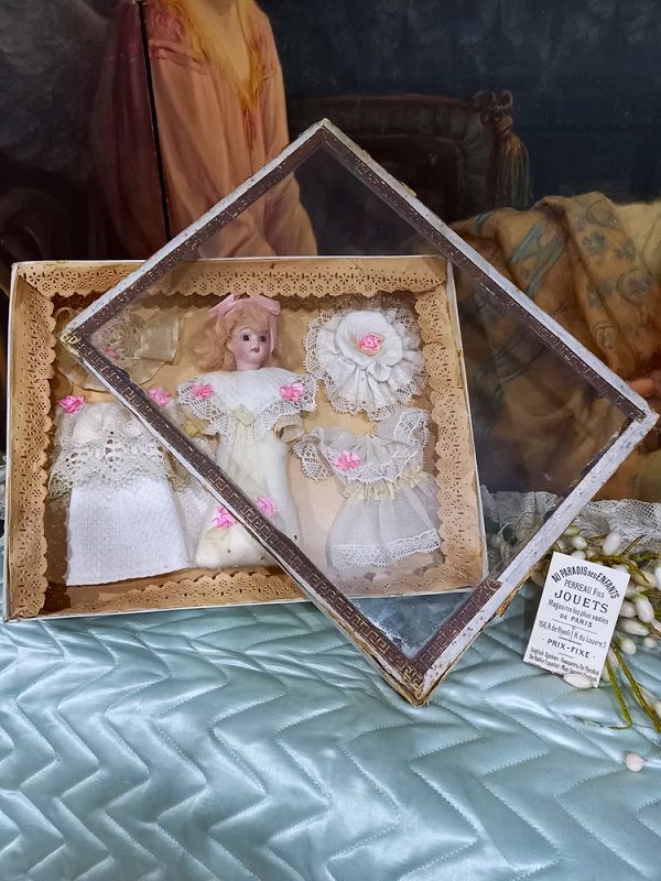 Rare Miniature bisque doll in Presentation &quot; Au Paradis des Enfants &quot;