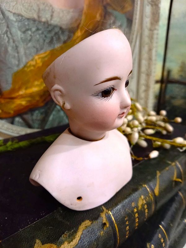 Pressed bisque Poupee Head with Shoulderplate size 3