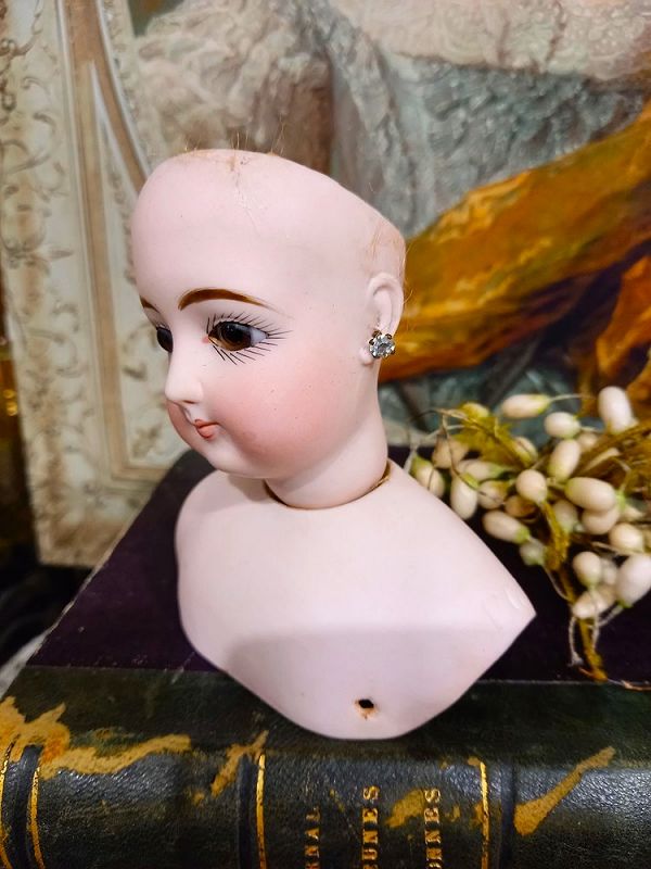 Pressed bisque Poupee Head with Shoulderplate size 3