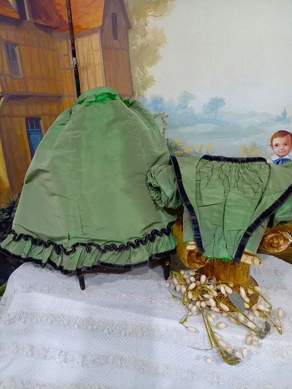 From &quot; Nadaud &quot; Doll Shop superb Green silk Poupee Bustle Gown