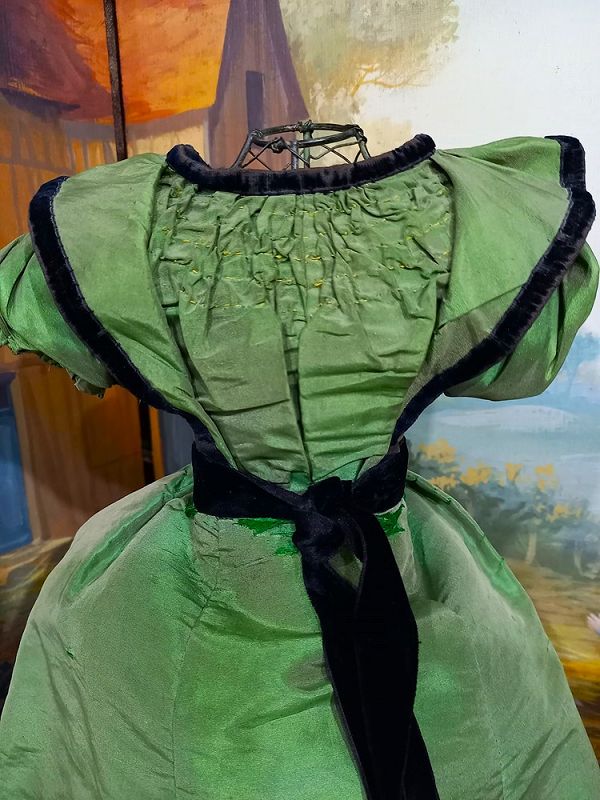 From &quot; Nadaud &quot; Doll Shop superb Green silk Poupee Bustle Gown