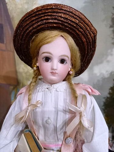 Enfantine poupee with unsusual Facial expression