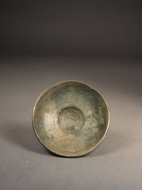 Chinese bronze vessel with lid