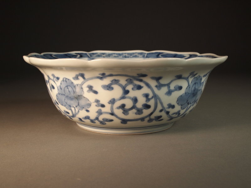 Japanese Imari porcelain blue / white bowl