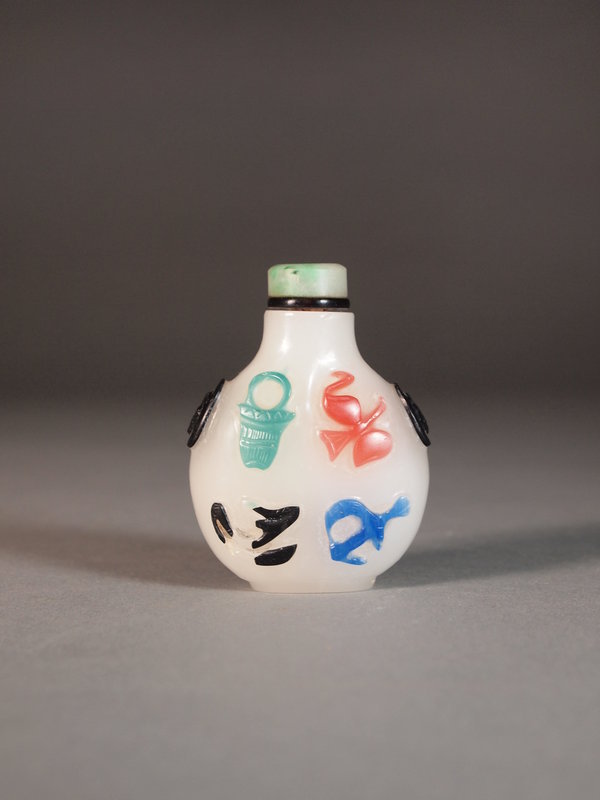 Chinese carved Beijing glass snuff bottle