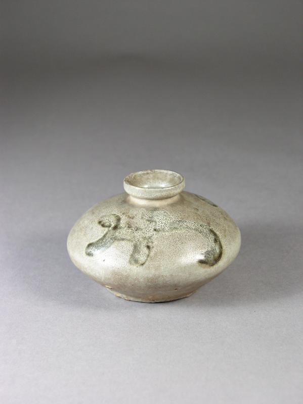 Korean iron-decorated cosmetic bottle