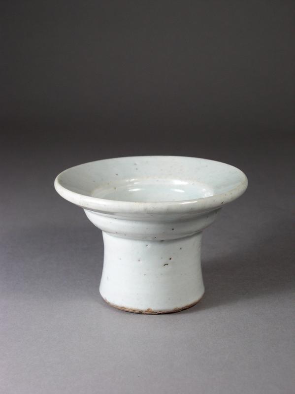 Korean porcelain stand for a stemcup