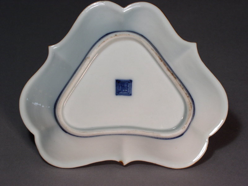 Japanese Kakiemon enameled porcelain dish