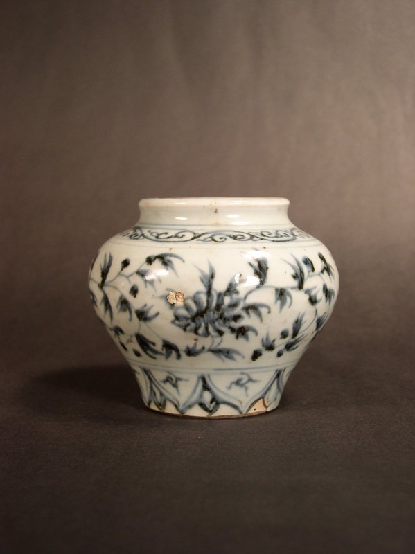 Chinese early blue / white porcelain guan-form jar