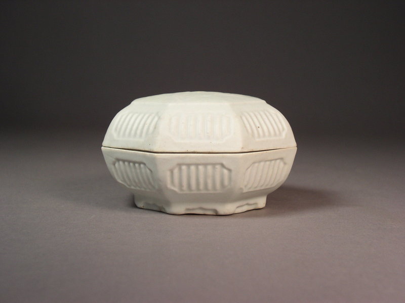 Chinese octagonal porcelain box