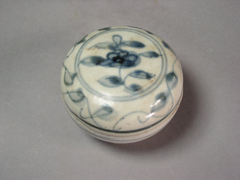 Chinese blue / white porcelain lidded box